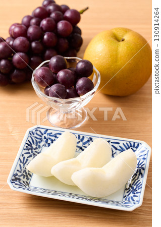 切好的巨峰葡萄和排列整齊的豐水葡萄 130914264