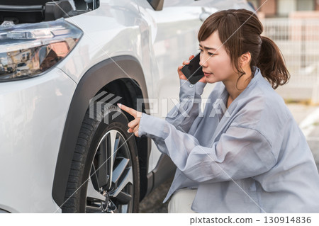 一名女駕駛在發生車禍後用智慧型手機撥打電話(道路服務) 一名女駕駛在發生車禍後用智慧型手機撥打電話(道路服務) 130914836