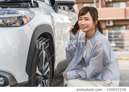 亞洲女性在汽車前用智慧型手機打電話(道路服務、麻煩、救援、麻煩) 亞洲女性在汽車前用智慧型手機打電話(道路服務、麻煩、救援、麻煩) 130915136