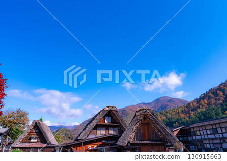 [World Heritage Site] Shirakawa-go in full autumn color [Gifu Prefecture] 130915663