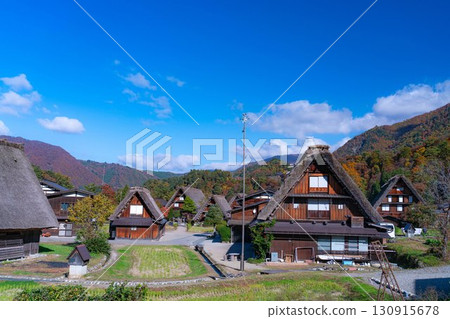 [World Heritage Site] Shirakawa-go in full autumn color [Gifu Prefecture] 130915678