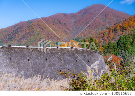 [World Heritage Site] Shirakawa-go in full autumn color [Gifu Prefecture] 130915692