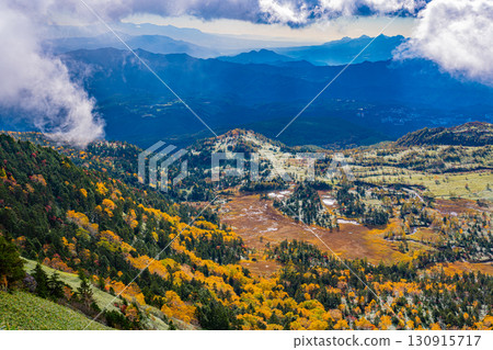 (Gunma Prefecture) Yoshigahira Marsh in autumn foliage, seen from Shibu Pass, the highest point on the national highway in Japan 130915717