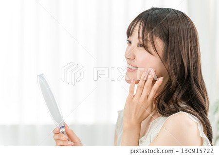 亞洲女性照鏡子做皮膚護理（美容、化妝品、皮膚、抗衰老） 130915722
