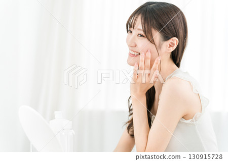 亞洲女性照鏡子做皮膚護理(保濕、美容、化妝品、皮膚、抗衰老) 亞洲女性照鏡子做皮膚護理(保濕、美容、化妝品、皮膚、抗衰老) 130915728