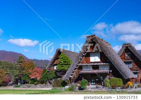 [World Heritage Site] Shirakawa-go in full autumn color [Gifu Prefecture] 130915733