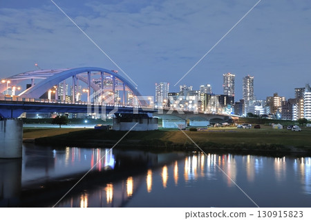 多摩川與武藏小杉塔公寓夜景 130915823