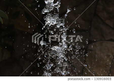 Slow motion image of the moment when the spray floats in the air 130916003