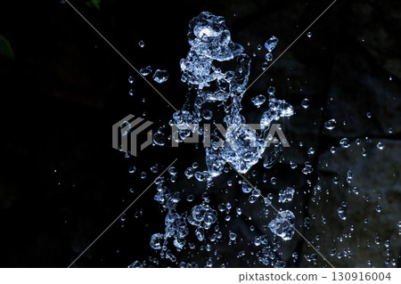 噴霧漂浮在空中的瞬間的慢動作圖像 130916004