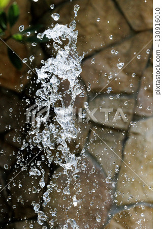 Slow motion image of the moment when the spray floats in the air Slow motion image of the moment when the spray floats in the air 130916010
