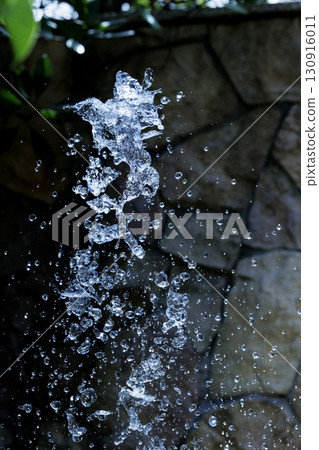 Slow motion image of the moment when the spray floats in the air 130916011
