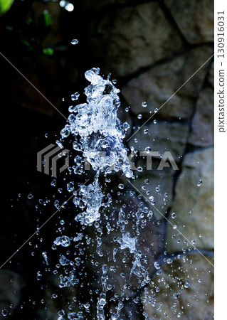 噴霧漂浮在空中的瞬間的慢動作圖像 130916031