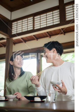 情侶在日式餐桌用餐或旅行時 130916293