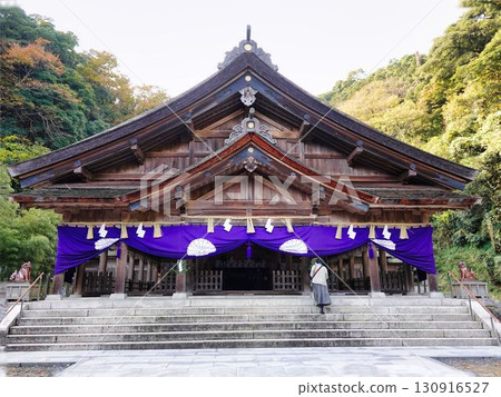 Miho Shrine surrounded by autumn leaves Miho Shrine surrounded by autumn leaves 130916527