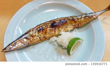 秋刀魚，鹹烤肥美，是秋天的美味！一張簡單的鹹烤秋刀魚照片 130916771
