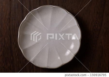 Japanese plate seen from directly above - background material 130916795