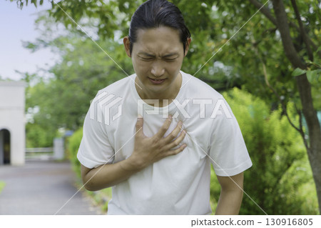 年輕人跑步時摀胸,心臟病發作,心肌梗塞 年輕人跑步時摀胸,心臟病發作,心肌梗塞 130916805