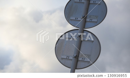 在交通標誌後面 130916955