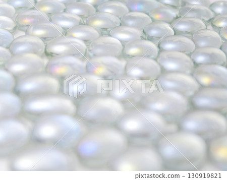 許多透明玻璃球的背景材料 130919821
