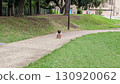 蹲在公園裡的孩子 130920062