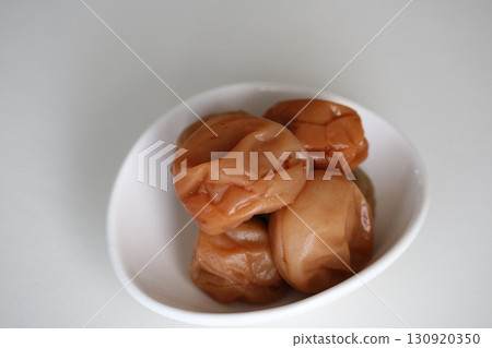 濕潤美味的醃梅子,健康低鹽 濕潤美味的醃梅子,健康低鹽 130920350