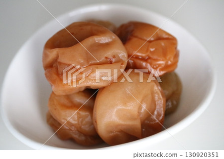 濕潤美味的醃梅子,健康低鹽 濕潤美味的醃梅子,健康低鹽 130920351