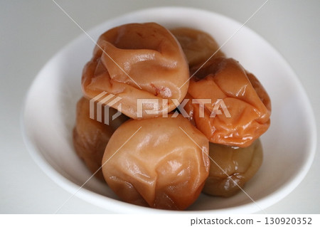 濕潤美味的醃梅子，健康低鹽 130920352