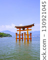 The large torii gate of Itsukushima Shrine, one of the Three Most Scenic Spots of Japan (Miyajimacho, Hatsukaichi City, Hiroshima Prefecture) 130921045