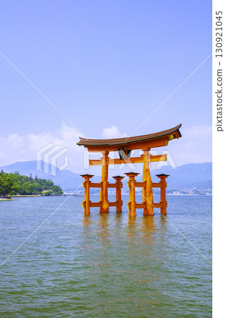 The large torii gate of Itsukushima Shrine, one of the Three Most Scenic Spots of Japan (Miyajimacho, Hatsukaichi City, Hiroshima Prefecture) 130921045