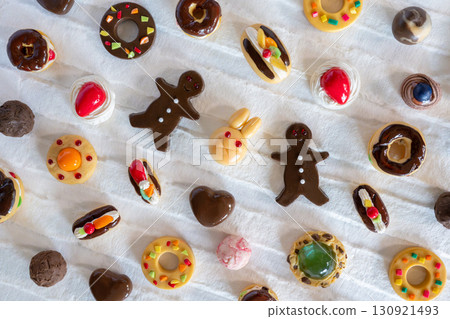 鳥瞰圖:用麵包黏土製作的眾多迷你餅乾 鳥瞰圖:用麵包黏土製作的眾多迷你餅乾 130921493