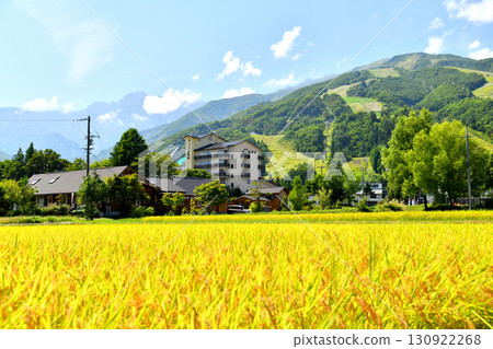 從白馬八方溫泉鎮（長野縣白馬村）看白馬八方尾根滑雪場和五龍山的景色[2025 年 9 月] 130922268
