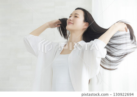Women who do hair care Women who do hair care 130922694