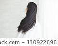 做頭髮護理的女性 130922696