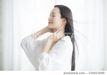 做頭髮護理的女性 做頭髮護理的女性 130922699