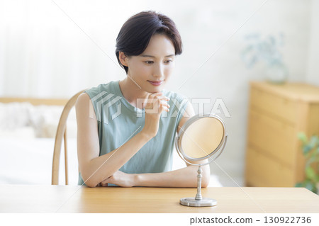 一位女士在臥室裡做皮膚護理 一位女士在臥室裡做皮膚護理 130922736