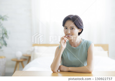 一位女士在臥室裡做皮膚護理 一位女士在臥室裡做皮膚護理 130922737