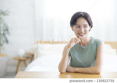 一位女士在臥室裡做皮膚護理 一位女士在臥室裡做皮膚護理 130922738