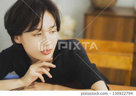 放鬆在咖啡館的一個少婦 130922794