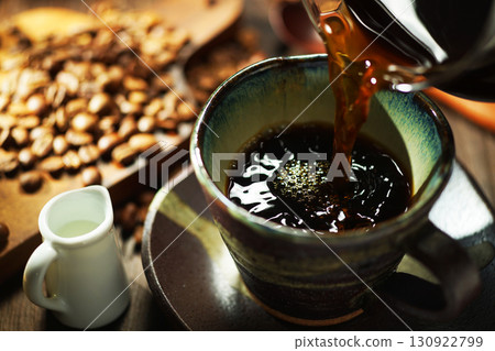 熱咖啡/咖啡倒入咖啡杯 熱咖啡/咖啡倒入咖啡杯 130922799