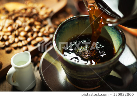 熱咖啡/咖啡倒入咖啡杯 熱咖啡/咖啡倒入咖啡杯 130922800