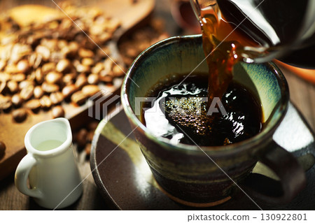 熱咖啡/咖啡倒入咖啡杯 熱咖啡/咖啡倒入咖啡杯 130922801