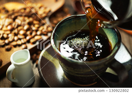 熱咖啡/咖啡倒入咖啡杯 130922802