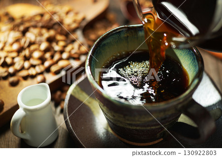 熱咖啡/咖啡倒入咖啡杯 熱咖啡/咖啡倒入咖啡杯 130922803