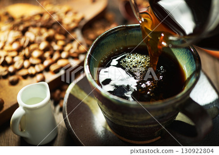 Hot coffee/Coffee poured into a coffee cup Hot coffee/Coffee poured into a coffee cup 130922804