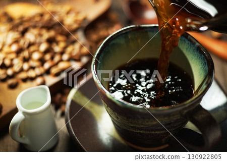 熱咖啡/咖啡倒入咖啡杯 熱咖啡/咖啡倒入咖啡杯 130922805