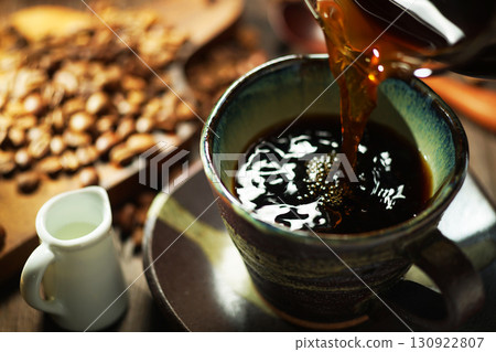 熱咖啡/咖啡倒入咖啡杯 熱咖啡/咖啡倒入咖啡杯 130922807