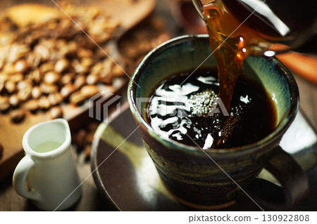 熱咖啡/咖啡倒入咖啡杯 熱咖啡/咖啡倒入咖啡杯 130922808