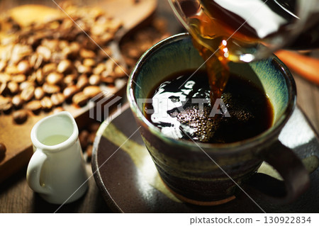 熱咖啡/咖啡倒入咖啡杯 130922834