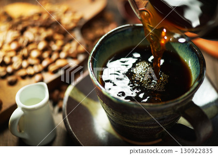 熱咖啡/咖啡倒入咖啡杯 熱咖啡/咖啡倒入咖啡杯 130922835