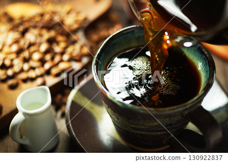 熱咖啡/咖啡倒入咖啡杯 熱咖啡/咖啡倒入咖啡杯 130922837